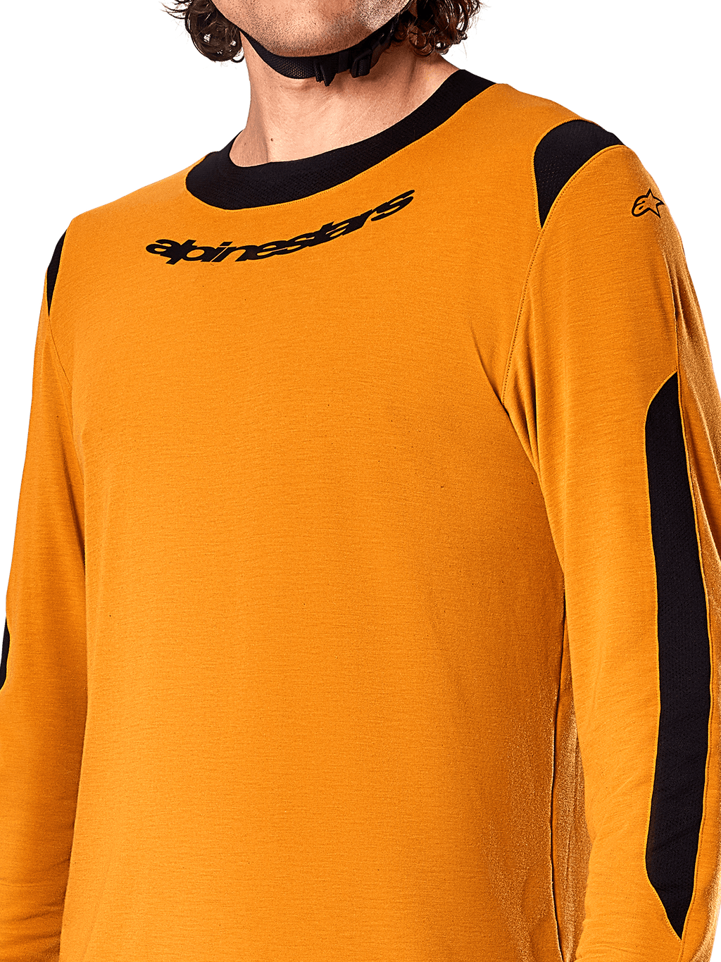 Alpinestars A-Dura Dri Wool långärmad tröja, mörkguld, närbild som visar svart rundhalsad krage med logotyp och svarta ventilationspaneler i mesh på axlar och ärmar, högpresterande mountainbike-kläder