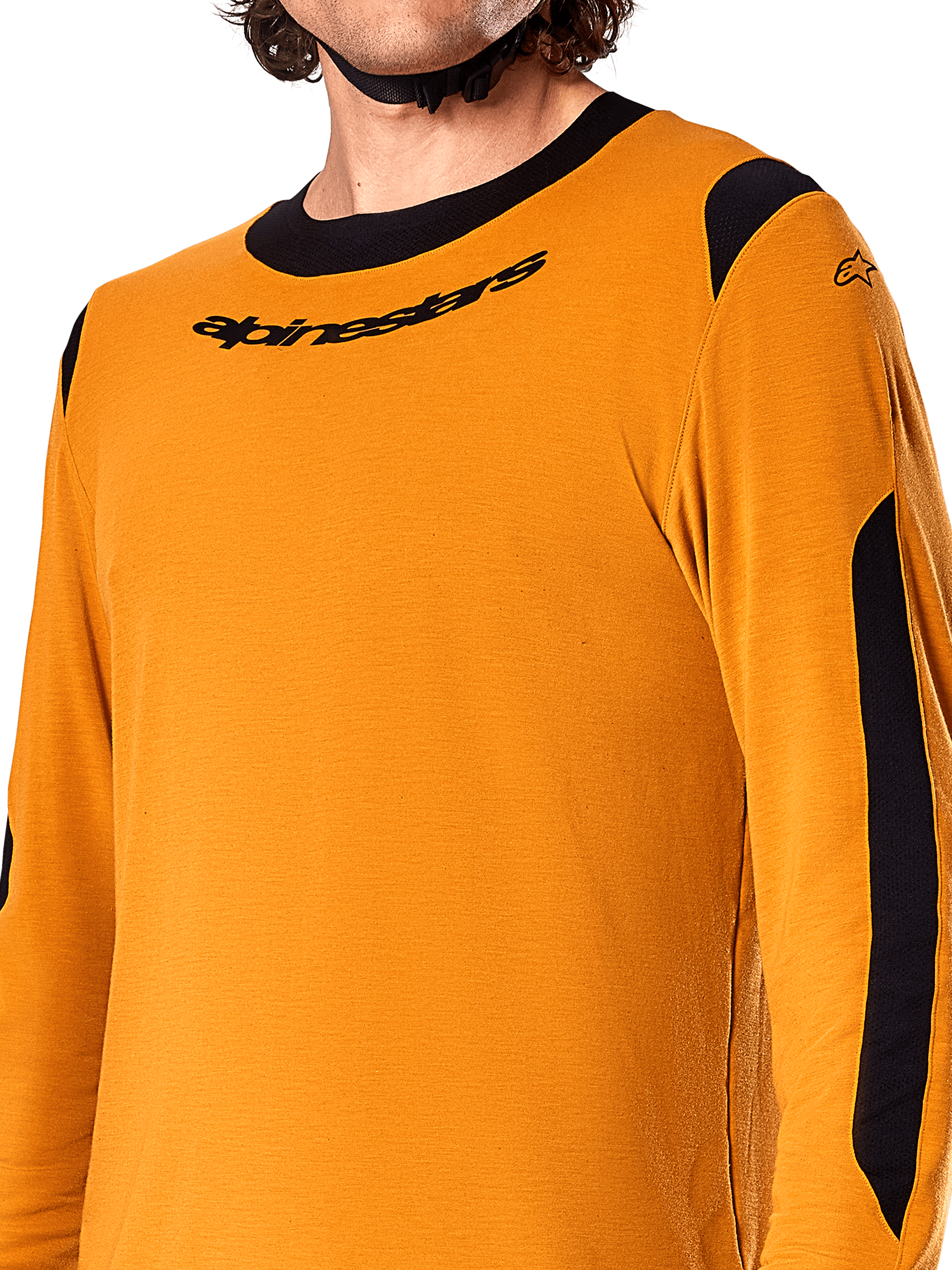 Alpinestars A-Dura Dri Wool långärmad tröja, mörkguld, närbild som visar svart rundhalsad krage med logotyp och svarta ventilationspaneler i mesh på axlar och ärmar, högpresterande mountainbike-kläder