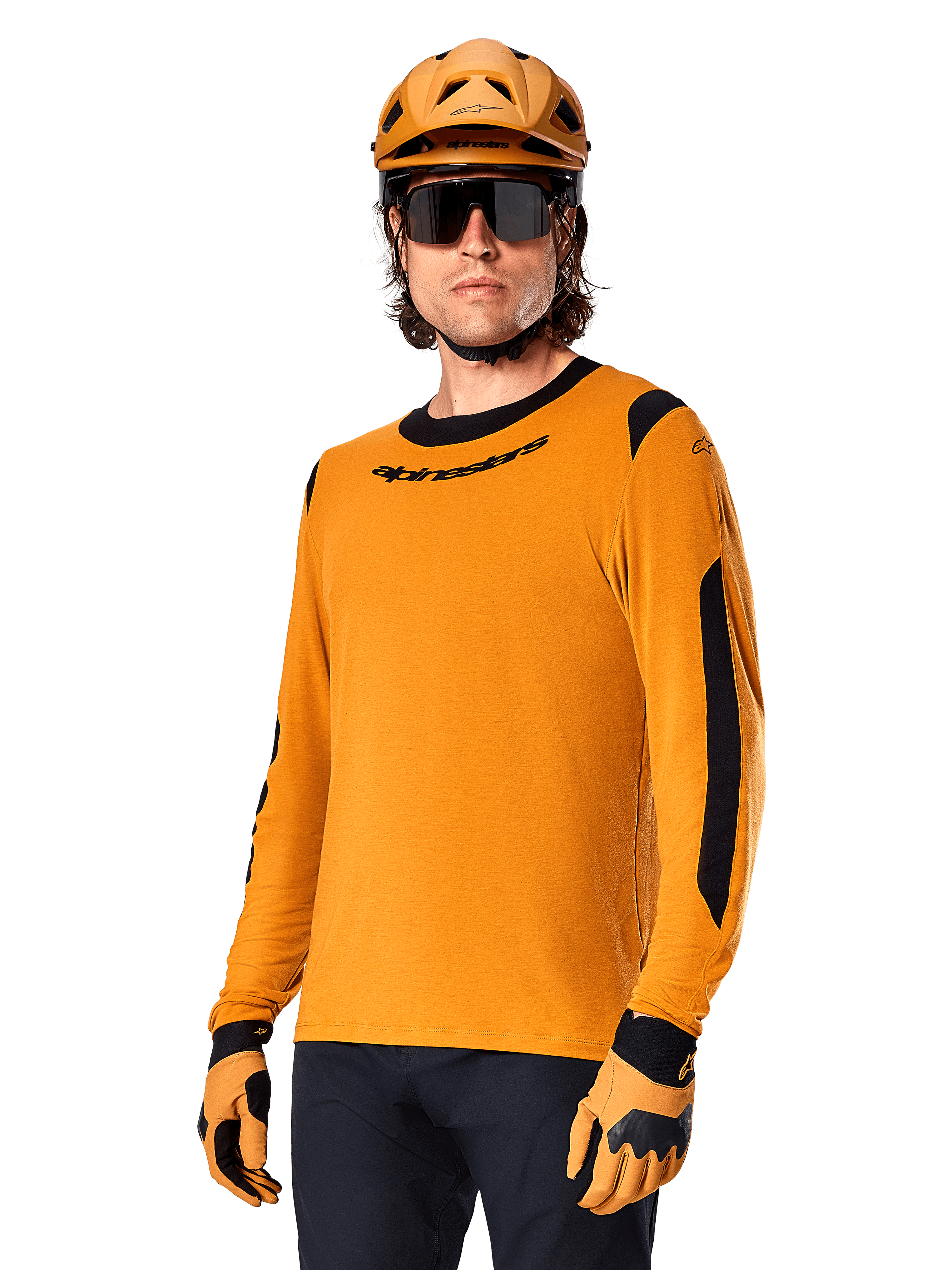 Alpinestars A-Dura Dri Wool Jersey - långärmad tröja, MTB-tröja, mörkguld och svart, med fukttransporterande merinoullsblandning och meshpaneler, person som bär matchande hjälm, solglasögon och handskar