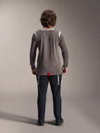 Alpinestars A-Dura Elite-byxor och A-Dura Dri Wool långärmad tröja, svarta byxor med vit logotyp, grå teknisk tröja, vy bakifrån av mountainbike-outfit, slitstarka cykelkläder för terrängkörning