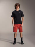 Alpinestars A-Dura Elite Shorts, MTB-shorts för mountainbike, mörkorange, bärs med en svart kortärmad tröja och cykelskor, teknisk cykelutrustning för mountainbike