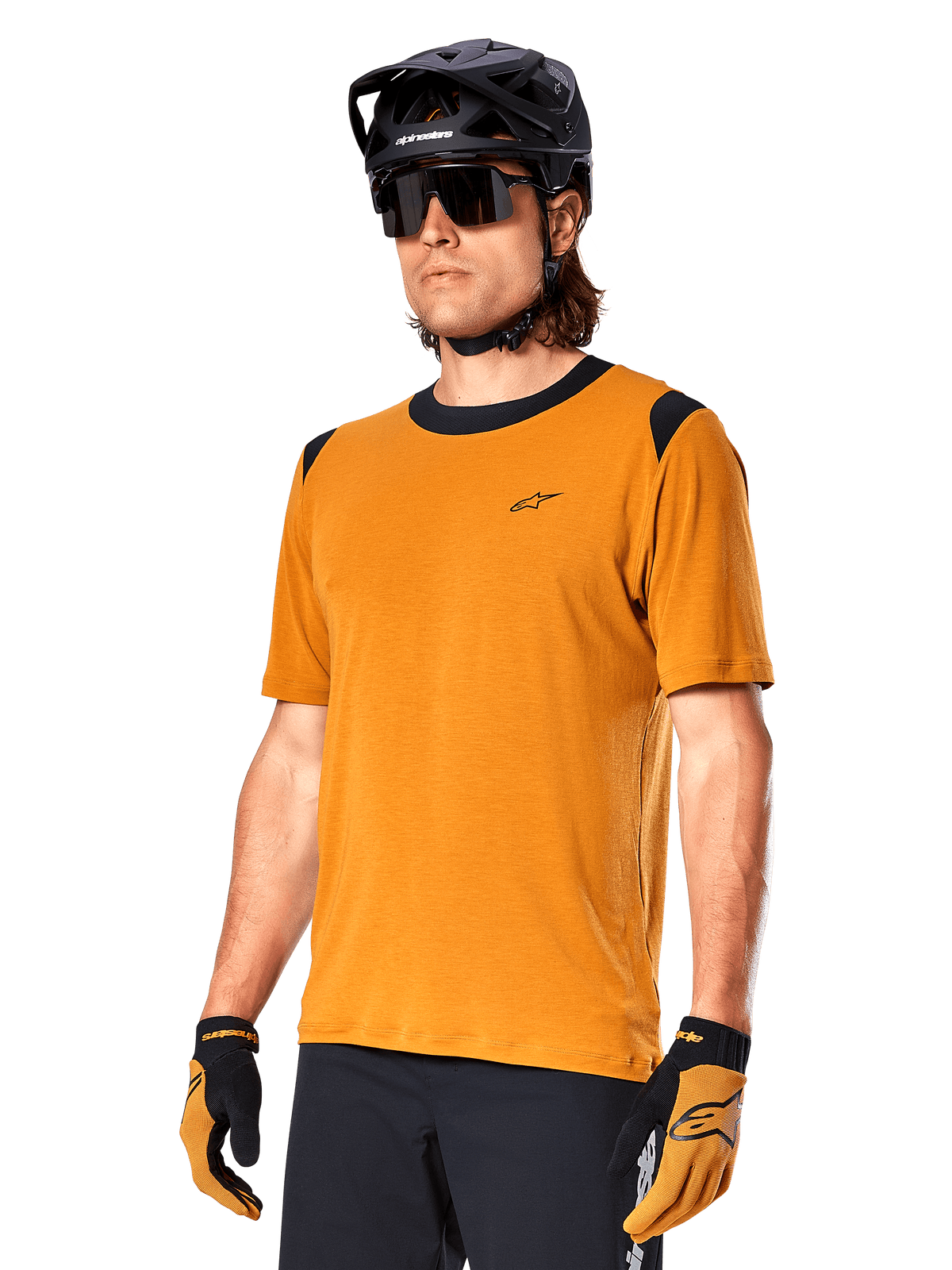Alpinestars A-Dura Dri Wool Jersey - kortärmad tröja, MTB-cykeltröja, mörkgul med svarta detaljer, kortärmad tröja i teknisk ullblandning med svarta axelpaneler, bärs med svart mountainbikehjälm och matchande handskar