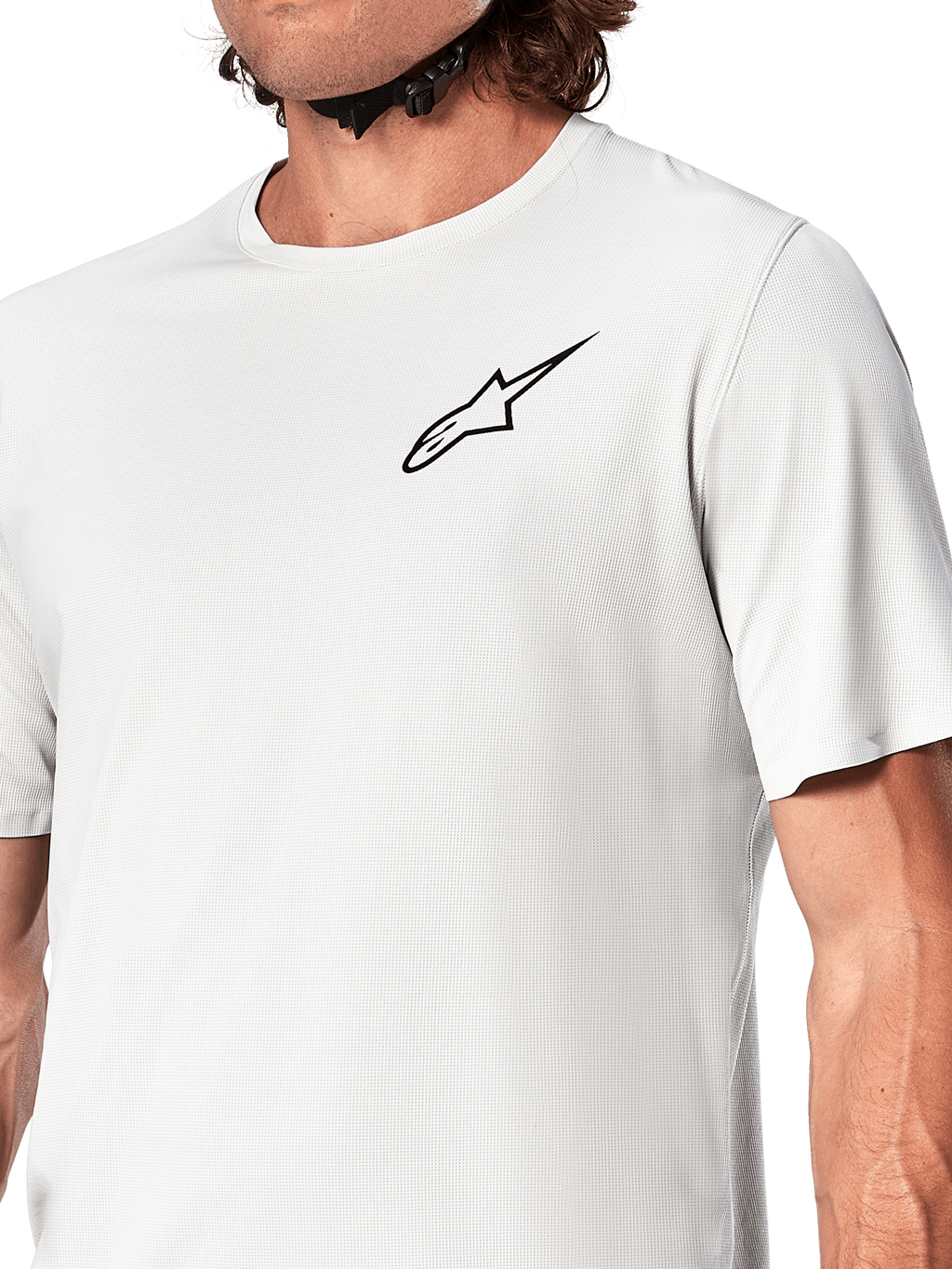 Alpinestars A-Aria Astar Jersey, kortärmad cykeltröja, White Dove, närbild med en svart Astar-logotyp på bröstet, andningsbart texturerat polyestermaterial, lättviktig prestandapassform för mountainbike