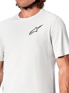 Alpinestars A-Aria Astar Jersey, kortärmad cykeltröja, White Dove, närbild med en svart Astar-logotyp på bröstet, andningsbart texturerat polyestermaterial, lättviktig prestandapassform för mountainbike