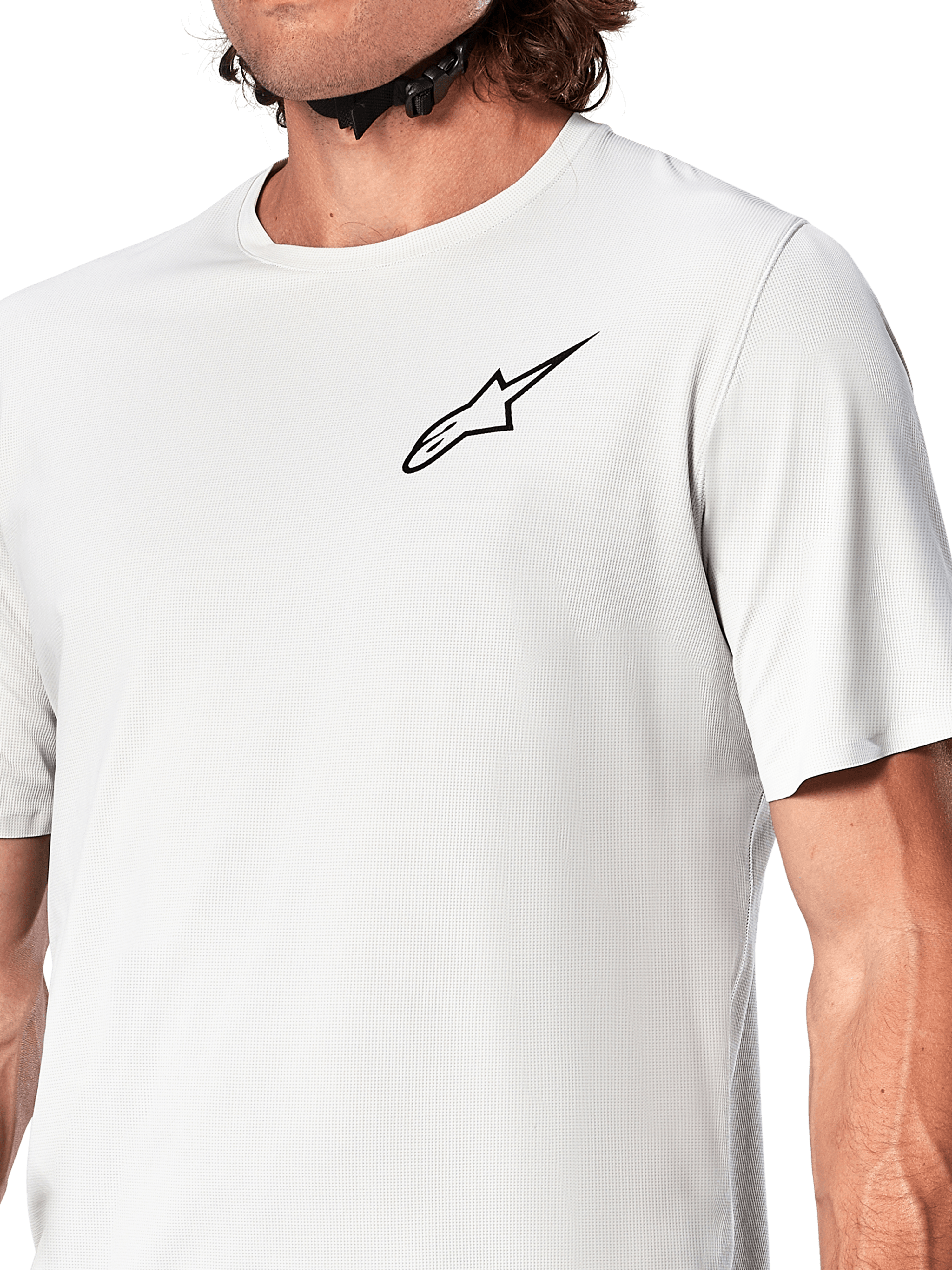 Alpinestars A-Aria Astar Jersey, kortärmad cykeltröja, White Dove, närbild med en svart Astar-logotyp på bröstet, andningsbart texturerat polyestermaterial, lättviktig prestandapassform för mountainbike