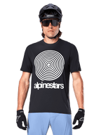 Alpinestars A-Dura Oscar-tröja, kortärmad MTB-tröja, svart med en stor vit vintage Oscar-spiralgrafik på bröstet, bärs med en svart cykelhjälm, solglasögon, svarta handskar och ljusblå shorts, heritage-inspirerad utrustning för terrängcykling