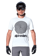 Alpinestars A-Dura Oscar-tröja - kortärmad, White Dove, med en stor svart vintage Oscar-spiralgrafik och Alpinestars-ordmärke på bröstet, bärs av en modell med svart MTB-hjälm, solglasögon och svarta handskar, heritage-cykelstil