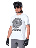 Alpinestars A-Dura Oscar-tröja - kortärmad, vit (White Dove) med svart heritage-spiralgrafik och logotyp, bärs med svart MTB-hjälm och handskar, sportiga och funktionella mountainbike-kläder