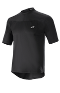 Alpinestars Drop Meta tröja, kortärmad MTB-cykeltröja, svart, lätt meshtyg, liten vit logotyp på bröstet, rund krage, förlängt bakstycke för extra ryggtäckning
