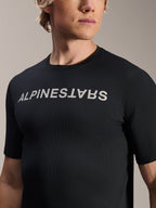 Alpinestars A-Aria Switch-tröja - kortärmad, svart, med vit Alpinestars-logotyp över bröstet, prestandapassform, andningsbara cykelkläder för män