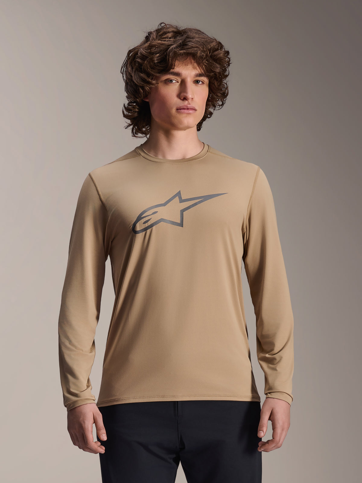 Alpinestars A-Dura Astar långärmad tröja, ljusbrun, MTB-tröja för mountainbike, med en stor mörkgrå Astars-logotyp på bröstet, normal passform, tekniskt fukttransporterande material för terrängkörning