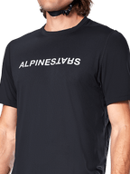 Alpinestars A-Dura Switch kortärmad tröja, svart, med en stor vit screentryckt ordmärkeslogotyp på bröstet, jacquardstickad tygstruktur, närbild framifrån