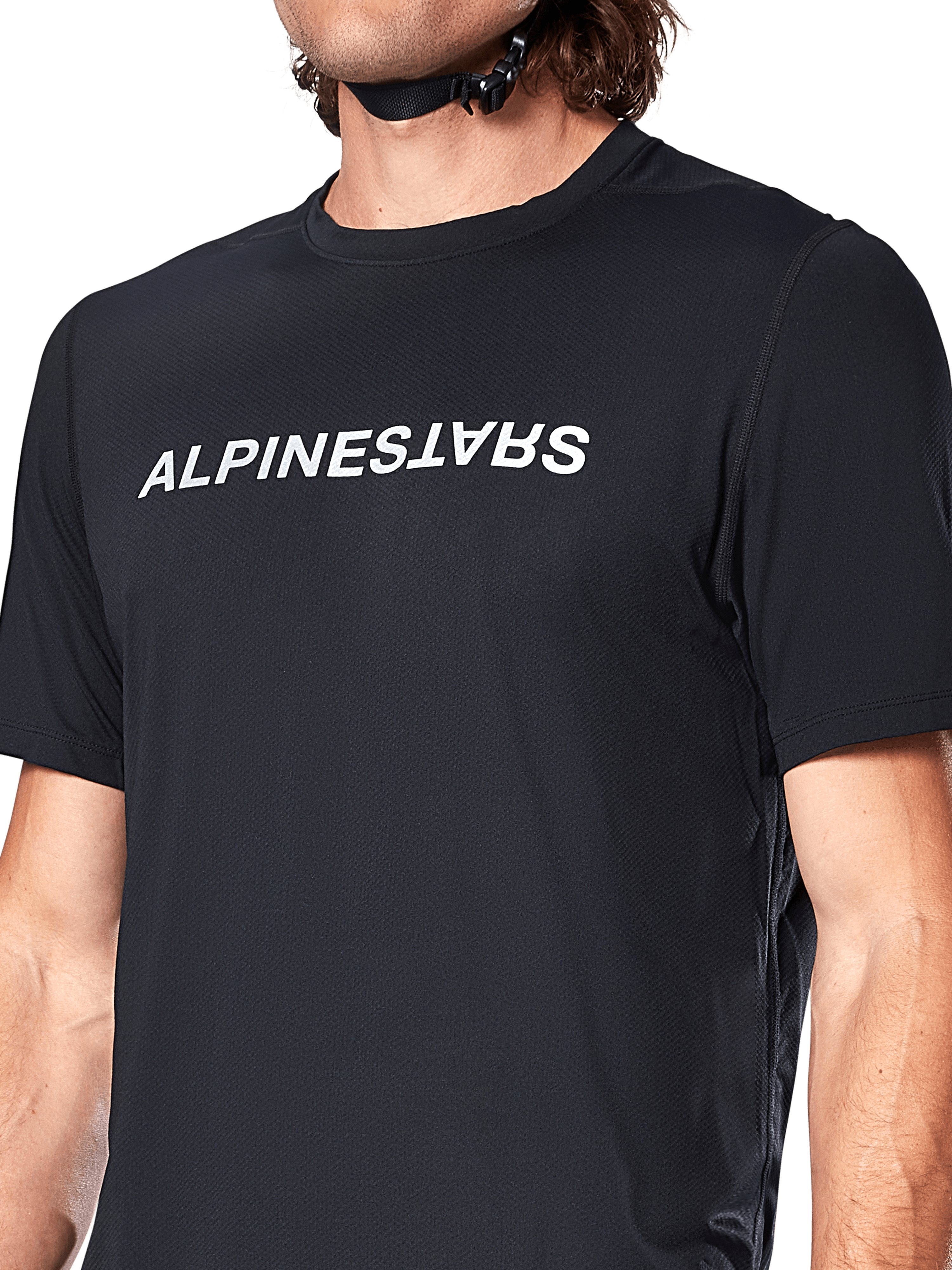 Alpinestars A-Dura Switch kortärmad tröja, svart, med en stor vit screentryckt ordmärkeslogotyp på bröstet, jacquardstickad tygstruktur, närbild framifrån
