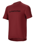 Alpinestars A-Dura Switch tröja, kortärmad MTB-tröja, burgundy, svart ordmärkeslogotyp på bröstet, lätt fukttransporterande material, rund hals och förlängt ryggslut, designad för terrängcykling