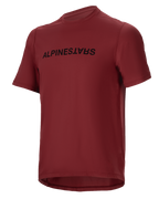Alpinestars A-Dura Switch tröja, kortärmad MTB-tröja, burgundy, svart ordmärkeslogotyp på bröstet, lätt fukttransporterande material, rund hals och förlängt ryggslut, designad för terrängcykling
