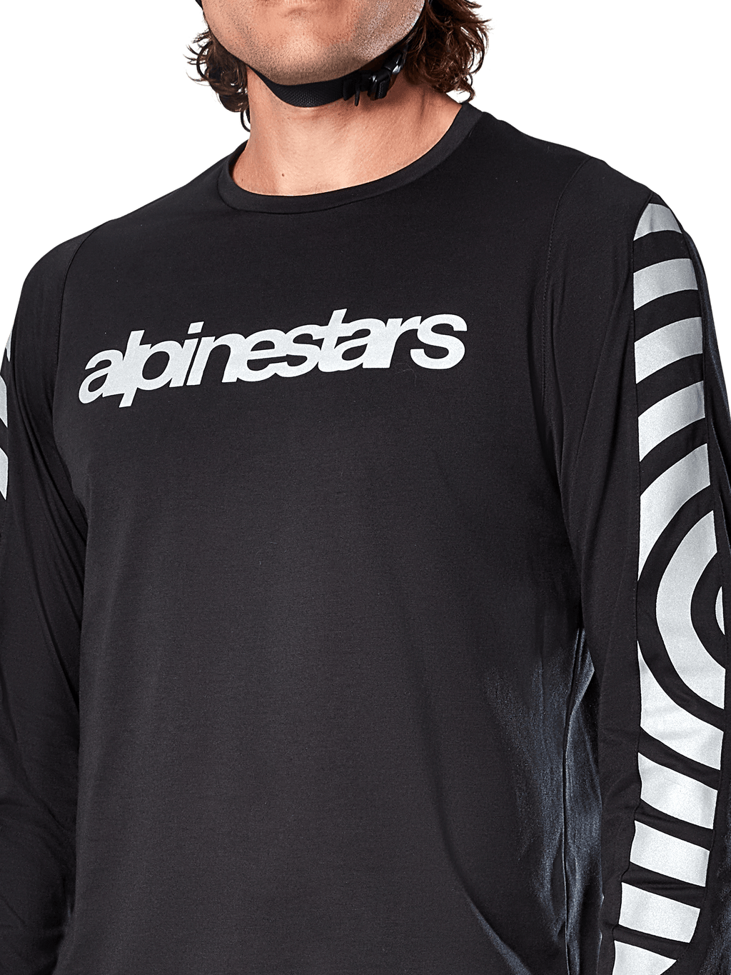 Alpinestars A-Dura Dri Oscar långärmad tröja, Black Reflective, närbild som visar vit Alpinestars-logotyp på bröstet och reflekterande cirkulär grafik på ärmarna, tekniska cykelkläder för mountainbike