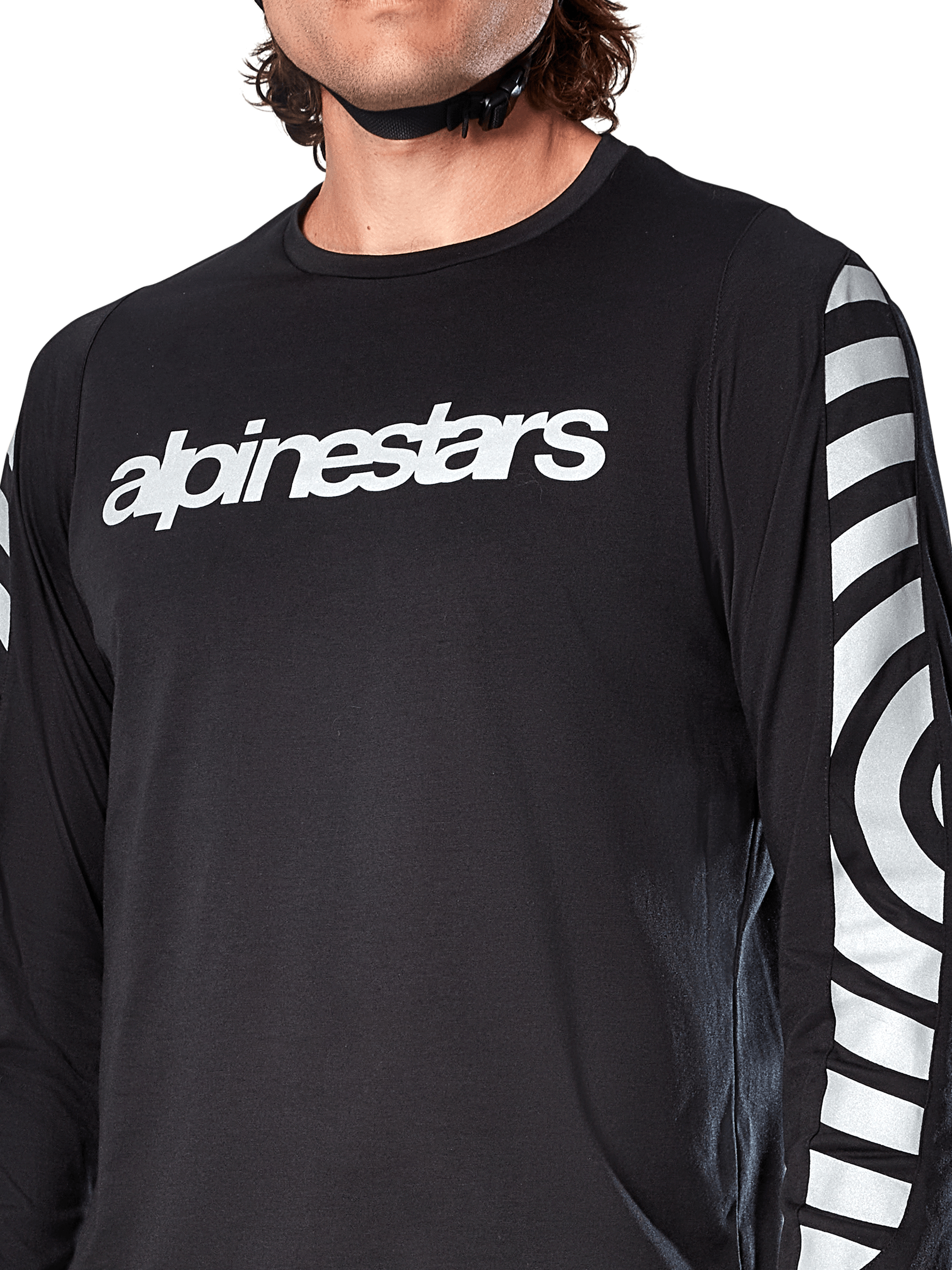 Alpinestars A-Dura Dri Oscar långärmad tröja, Black Reflective, närbild som visar vit Alpinestars-logotyp på bröstet och reflekterande cirkulär grafik på ärmarna, tekniska cykelkläder för mountainbike