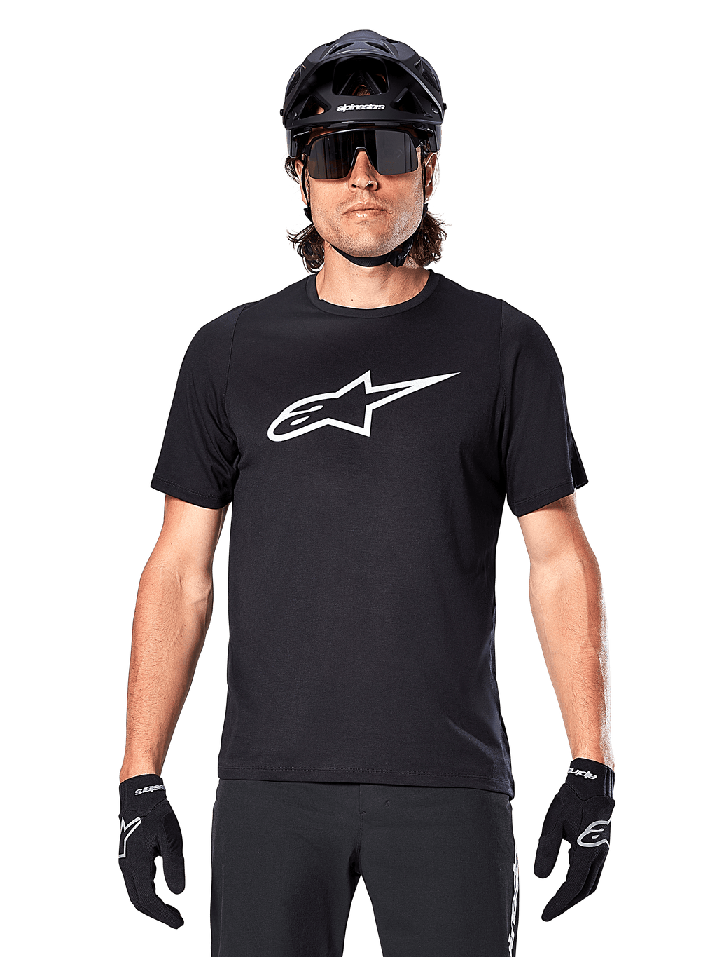 Alpinestars A-Dura Dri Oscar-tröja, kortärmad, svart reflekterande, bärs med svart MTB-hjälm, solglasögon och handskar, framträdande vit logotyp på bröstet, funktionskläder för mountainbike