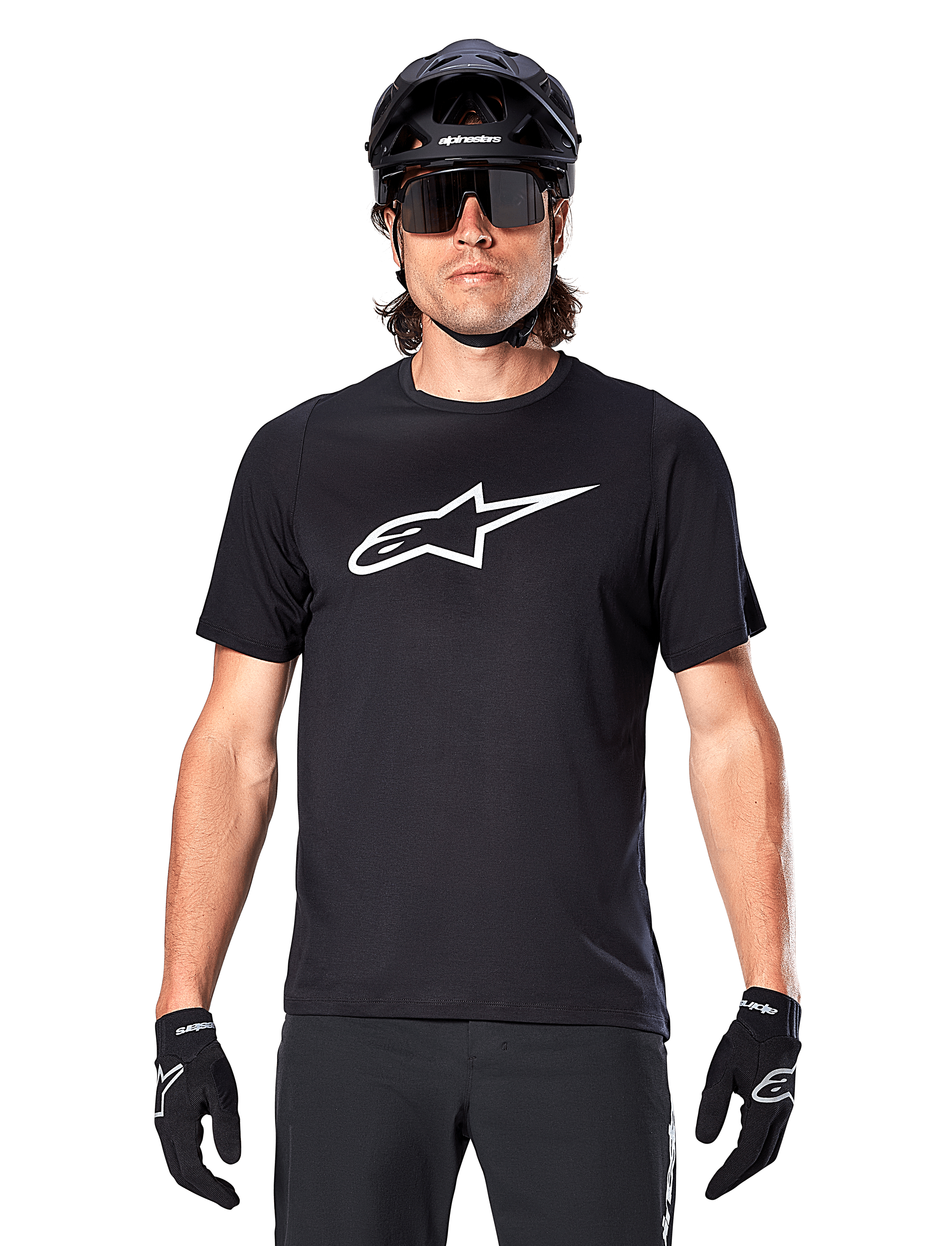 Alpinestars A-Dura Dri Oscar-tröja, kortärmad, svart reflekterande, bärs med svart MTB-hjälm, solglasögon och handskar, framträdande vit logotyp på bröstet, funktionskläder för mountainbike