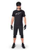 Alpinestars A-Dura Dri Oscar kortärmad tröja, Black Reflective, bärs med matchande svarta MTB-shorts, handskar, knäskydd och hjälm, med en stor vit Alpinestars-logotyp på bröstet, komplett mountainbike-outfit