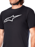 Alpinestars A-Dura Dri Oscar-tröja, kortärmad MTB-tröja, svart reflekterande, med en stor vit Alpinestars-logotyp på bröstet, tekniskt fuktavledande material för mountainbike