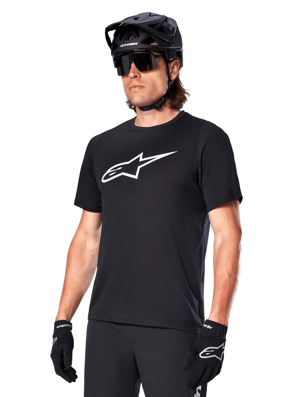 Alpinestars A-Dura Dri Oscar-tröja, kortärmad MTB-cykeltröja, svart med vit logotyp, fukttransporterande funktionsmaterial, bärs med svart hjälm, solglasögon och handskar