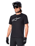 Alpinestars A-Dura Dri Oscar-tröja, kortärmad MTB-cykeltröja, svart med vit logotyp, fukttransporterande funktionsmaterial, bärs med svart hjälm, solglasögon och handskar