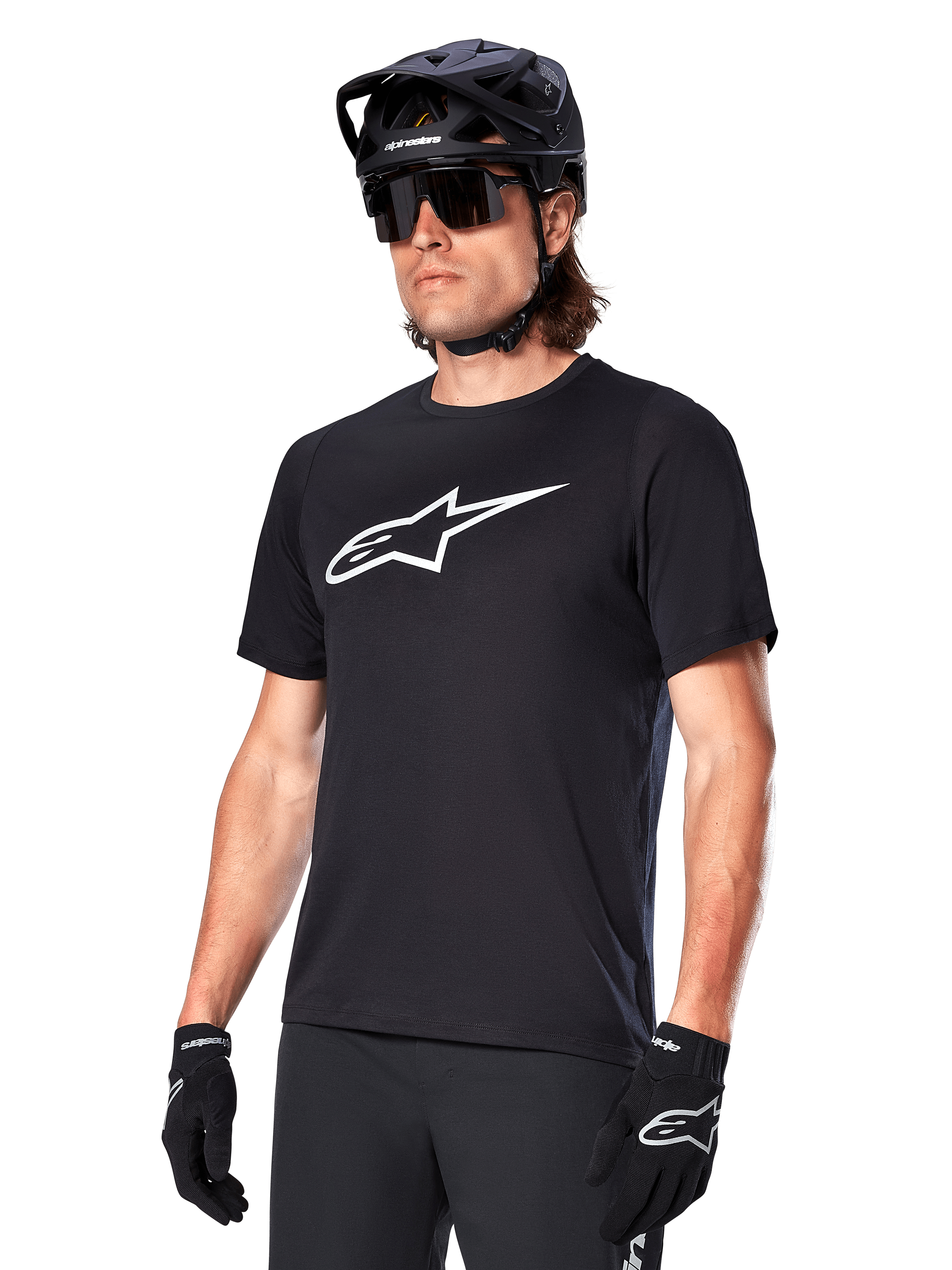 Alpinestars A-Dura Dri Oscar-tröja, kortärmad MTB-cykeltröja, svart med vit logotyp, fukttransporterande funktionsmaterial, bärs med svart hjälm, solglasögon och handskar