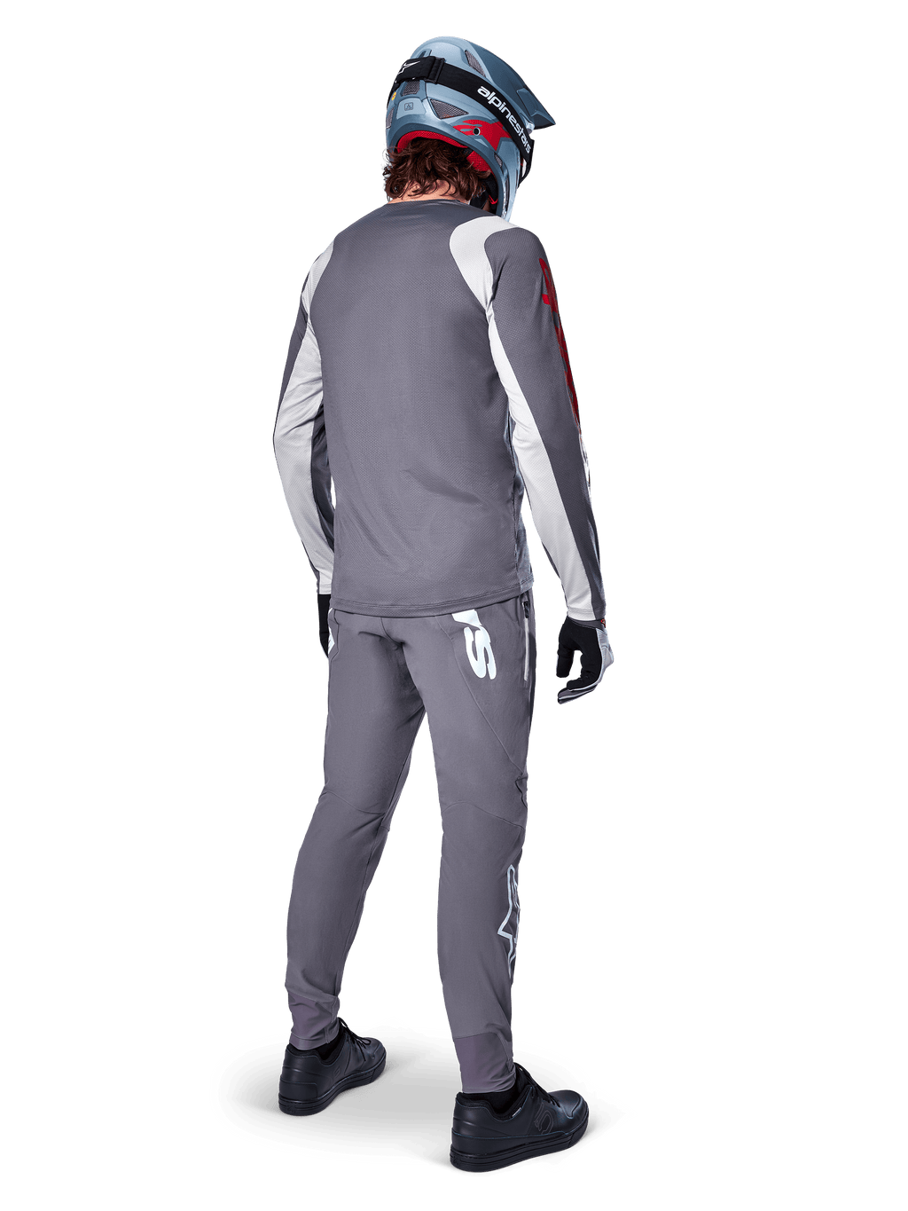 Alpinestars A-Supra Astar-tröja, långärmad MTB-tröja, mörkgrå med vita detaljer på ärmarna och röd logotyp, ryggvy av cyklist som bär matchande gråa byxor och blå fullface-hjälm, prestandakläder för cykling