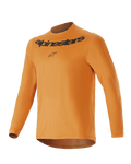 Alpinestars Youth A-Dura Rocker långärmad tröja, Dark Gold, med svart Alpinestars-ordmärke och logotyp på bröstet, rundhalsad, förlängd bakre nederkant, lätta mountainbike-kläder med hög prestanda