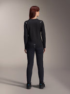 Alpinestars Stella A-Dura Thermal-tröja för dam, vy bakifrån, svart, långärmad cykeltröja med isolerande fleece, bärs med matchande svarta byxor och skor, liten A-Dura-logotyp på nedre ryggen, reflekterande detaljer på axlarna, anpassad för MTB-cykling för damer