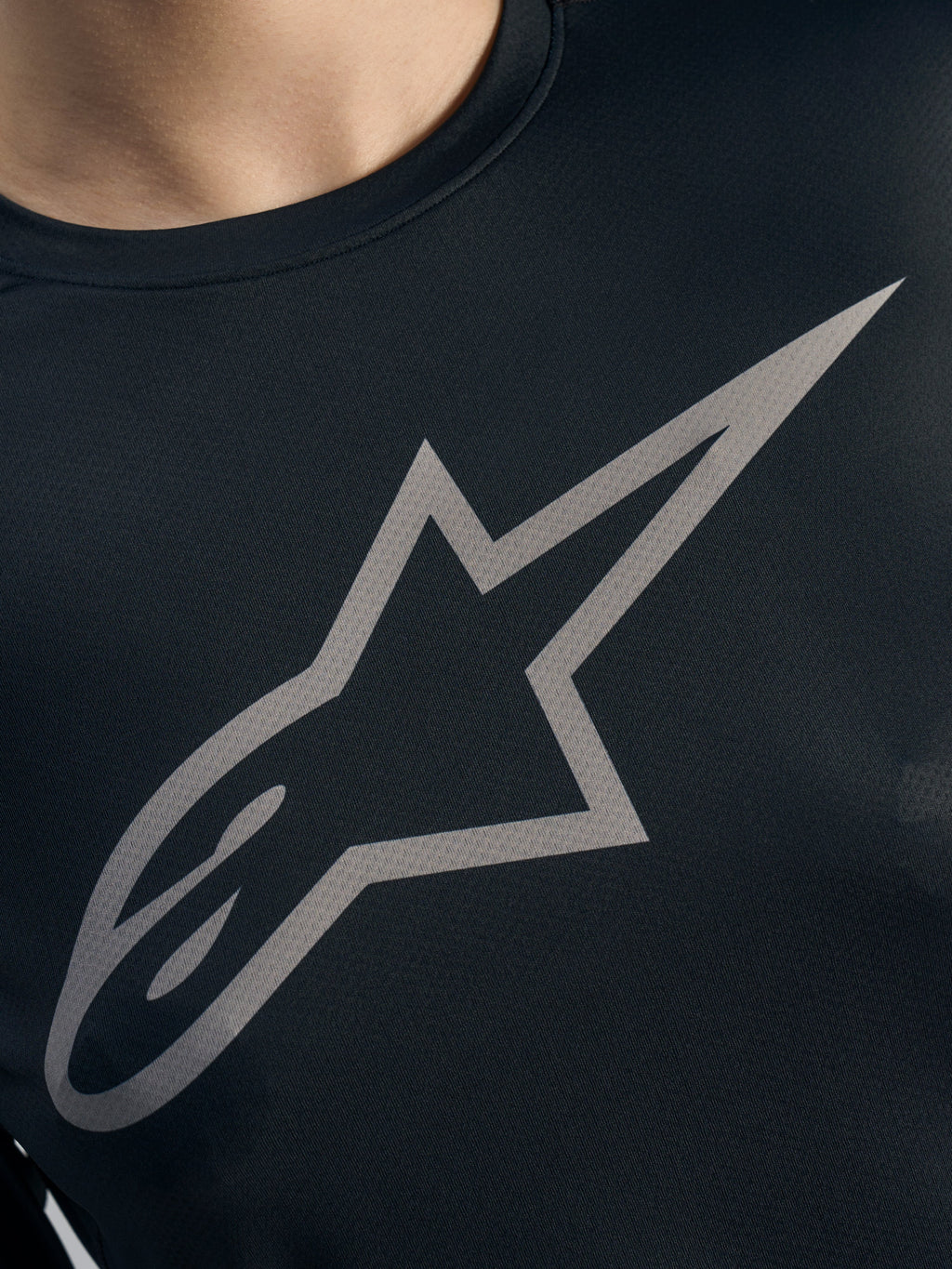 Grå Alpinestars-logotyp på en svart Stella A-Dura Ride långärmad MTB-tröja i jacquardtyg för damer.