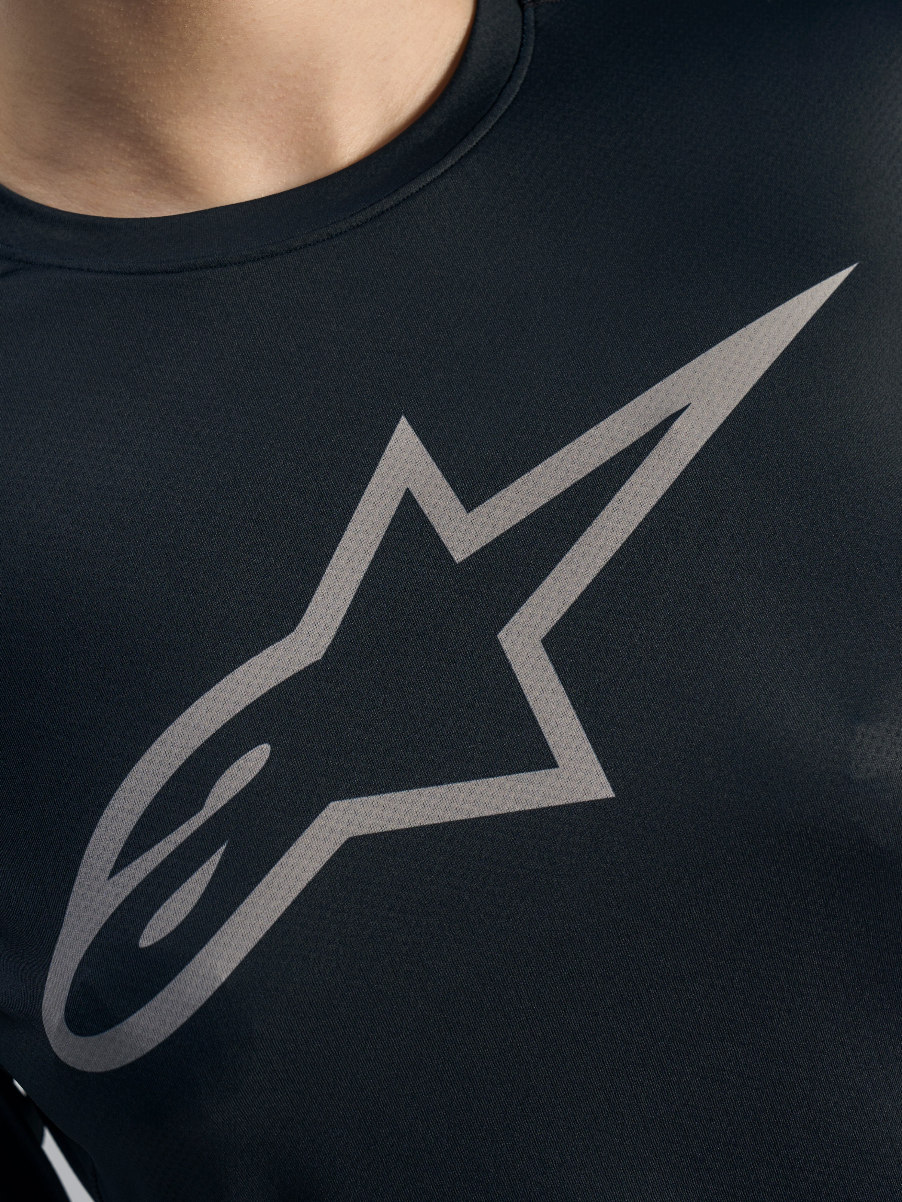 Grå Alpinestars-logotyp på en svart Stella A-Dura Ride långärmad MTB-tröja i jacquardtyg för damer.