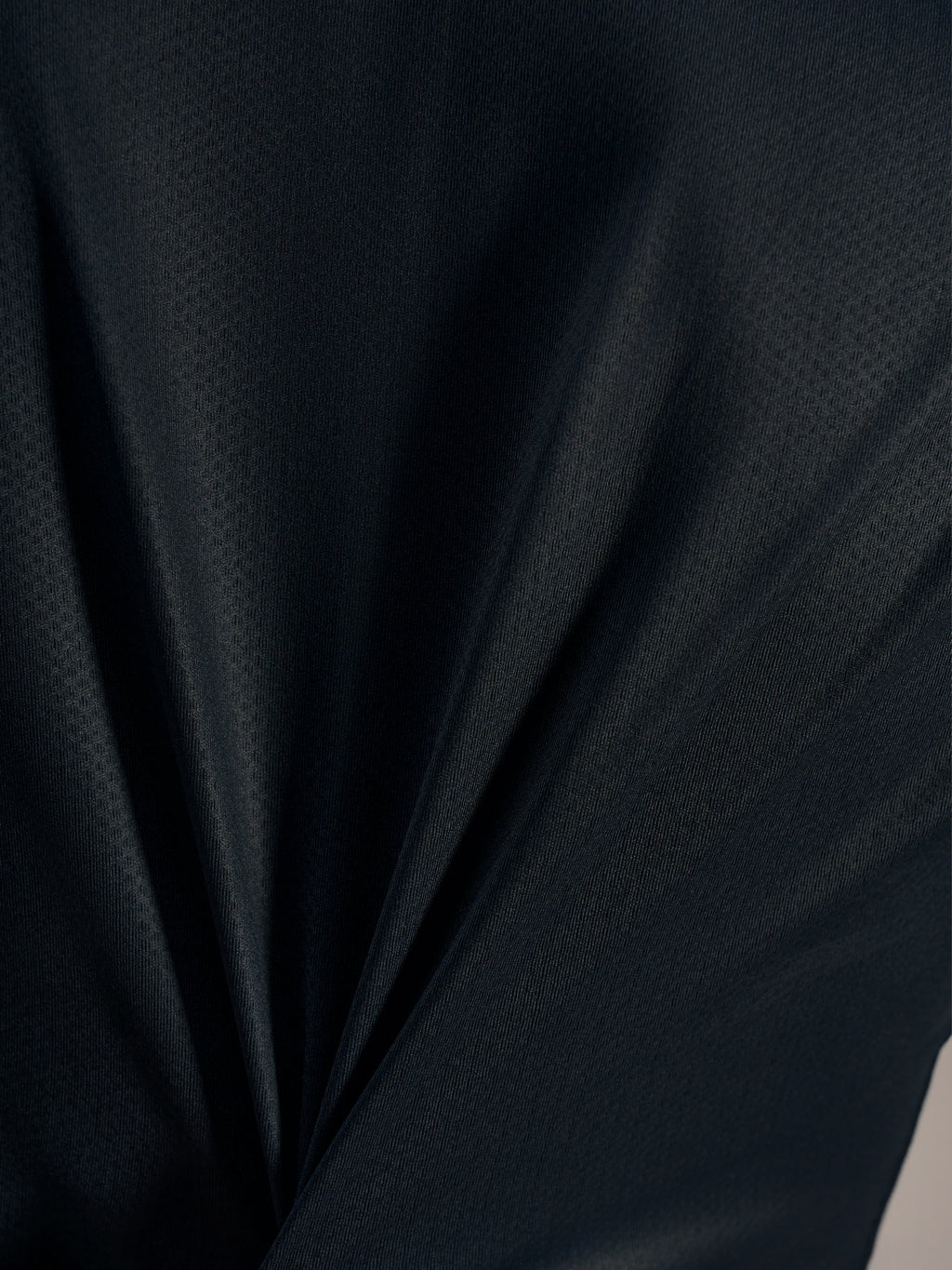 Svart jacquard-tygdetalj på Stella A-Dura Ride Jersey som framhäver dess ventilerande struktur och stretch.
