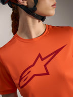 Orange Stella A-Dura Ride-tröja för dam med mörkröd Alpinestars-logotyp på bröstet, MTB-funktionsplagg.