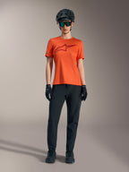 Alpinestars orange Stella A-Dura Ride kortärmad tröja med vinröd logotyp, svarta MTB-byxor, hjälm och handskar.