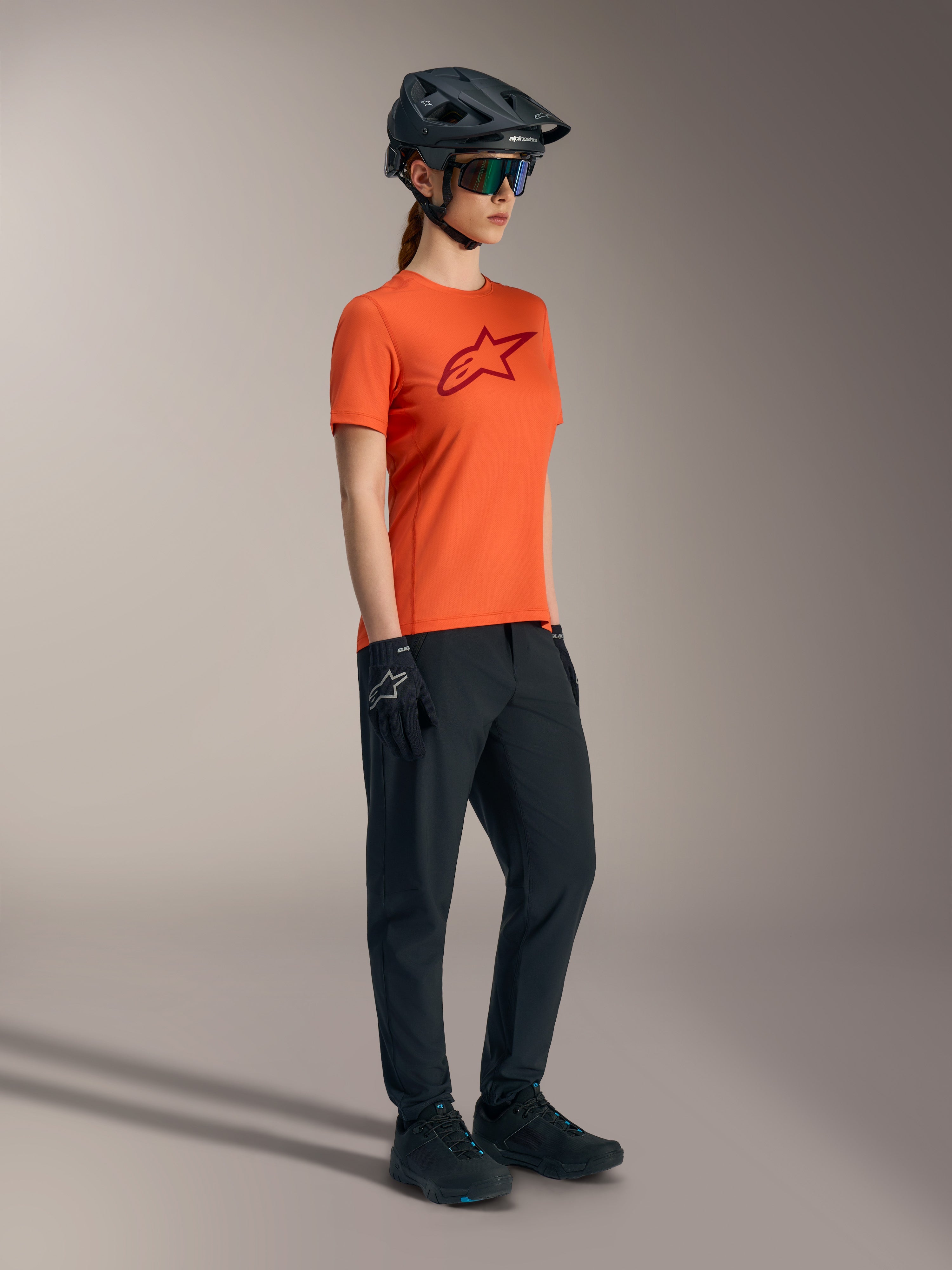Orange Stella A-Dura Ride kortärmad tröja med röd bröstlogotyp, teknisk MTB-utrustning för kvinnor.