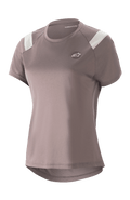 Alpinestars Stella Alps Escape Jersey för damer, kortärmad MTB-tröja, Sparrow Gray med vita detaljer på axlarna, perforerade meshpaneler för andningsförmåga, rundad förlängd bakkant, liten cirkulär Astar-logotyp på bröstet, avslappnad sportig passform för mountainbike