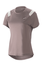 Alpinestars Stella Alps Escape Jersey för damer, kortärmad MTB-tröja, Sparrow Gray med vita detaljer på axlarna, perforerade meshpaneler för andningsförmåga, rundad förlängd bakkant, liten cirkulär Astar-logotyp på bröstet, avslappnad sportig passform för mountainbike