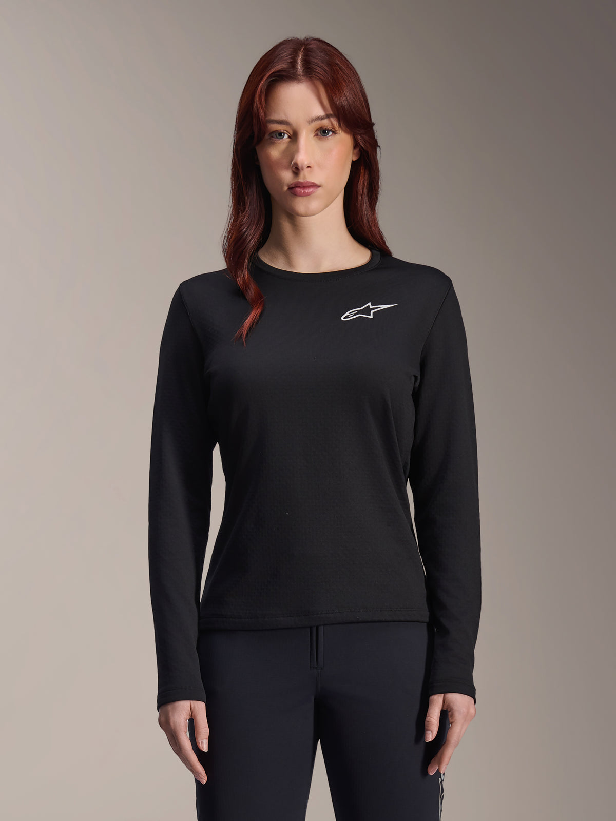 Alpinestars Stella A-Dura Thermal Jersey, långärmad MTB-tröja för dam, svart med vit stjärnlogotyp på bröstet, lätt isolerande material för cykling i kallt väder, designad för lager på lager och komfort på stigen
