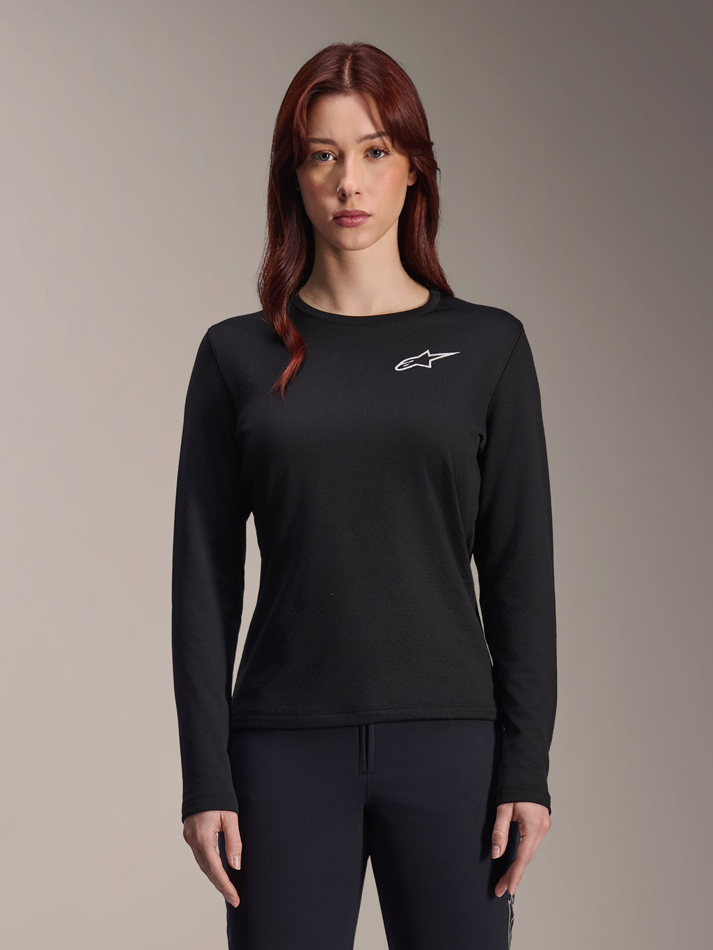 Alpinestars Stella A-Dura Thermal Jersey, långärmad MTB-tröja för dam, svart med vit stjärnlogotyp på bröstet, lätt isolerande material för cykling i kallt väder, designad för lager på lager och komfort på stigen