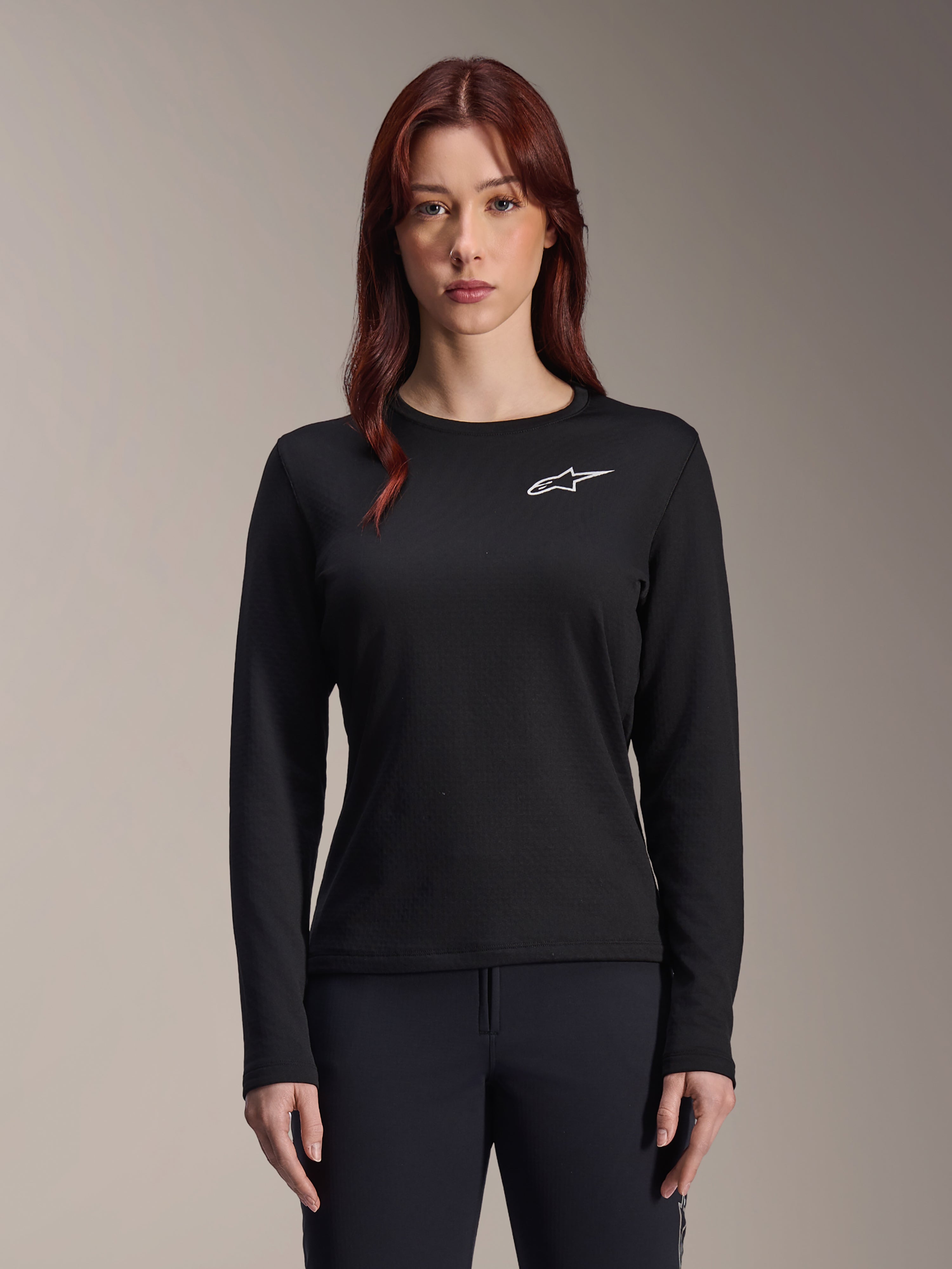 Alpinestars Stella A-Dura Thermal Jersey, långärmad MTB-tröja för dam, svart med vit stjärnlogotyp på bröstet, lätt isolerande material för cykling i kallt väder, designad för lager på lager och komfort på stigen