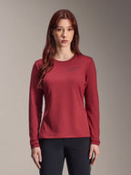 Alpinestars Stella A-Dura Thermal Jersey, långärmad mountainbiketröja för dam, rödbrun, texturerat termotyg, rundhalsad design med en liten svart Alpinestars-logotyp på bröstet, bärs av en modell.