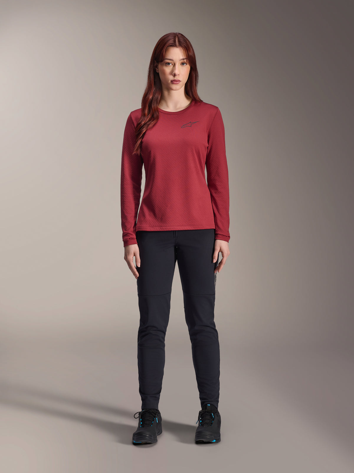 Alpinestars Stella A-Dura Thermal Pant, damcykelbyxor för MTB, svarta, bärs med en vinröd långärmad teknisk tröja, slimmad termisk design för cykling i kallt väder, slitstarkt yttre skal med borstat fleecefoder