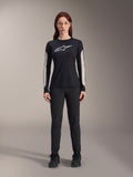 Alpinestars Stella A-Dura dambyxor, svarta MTB-byxor med en specifik dampassform och strömlinjeformad design, kombinerade med en svart långärmad tröja och svarta cykelskor, slitstark utrustning för terrängcykling