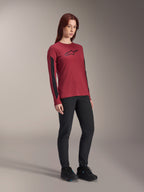 Alpinestars Stella A-Dura Dri Astar långärmad tröja för dam, burgundyröd med svart logotyp på bröstet och svarta meshpaneler på ärmarna, buren med svarta tekniska byxor och svarta cykelskor, högpresterande mountainbike-kläder för dam