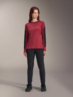 Alpinestars Stella A-Dura Dri Astar långärmad tröja för damer, burgundy med svart Astars-logotyp på bröstet och svarta meshpaneler på ärmarna, stylad med svarta tekniska byxor och sportskor, högpresterande mountainbike-kläder för damer
