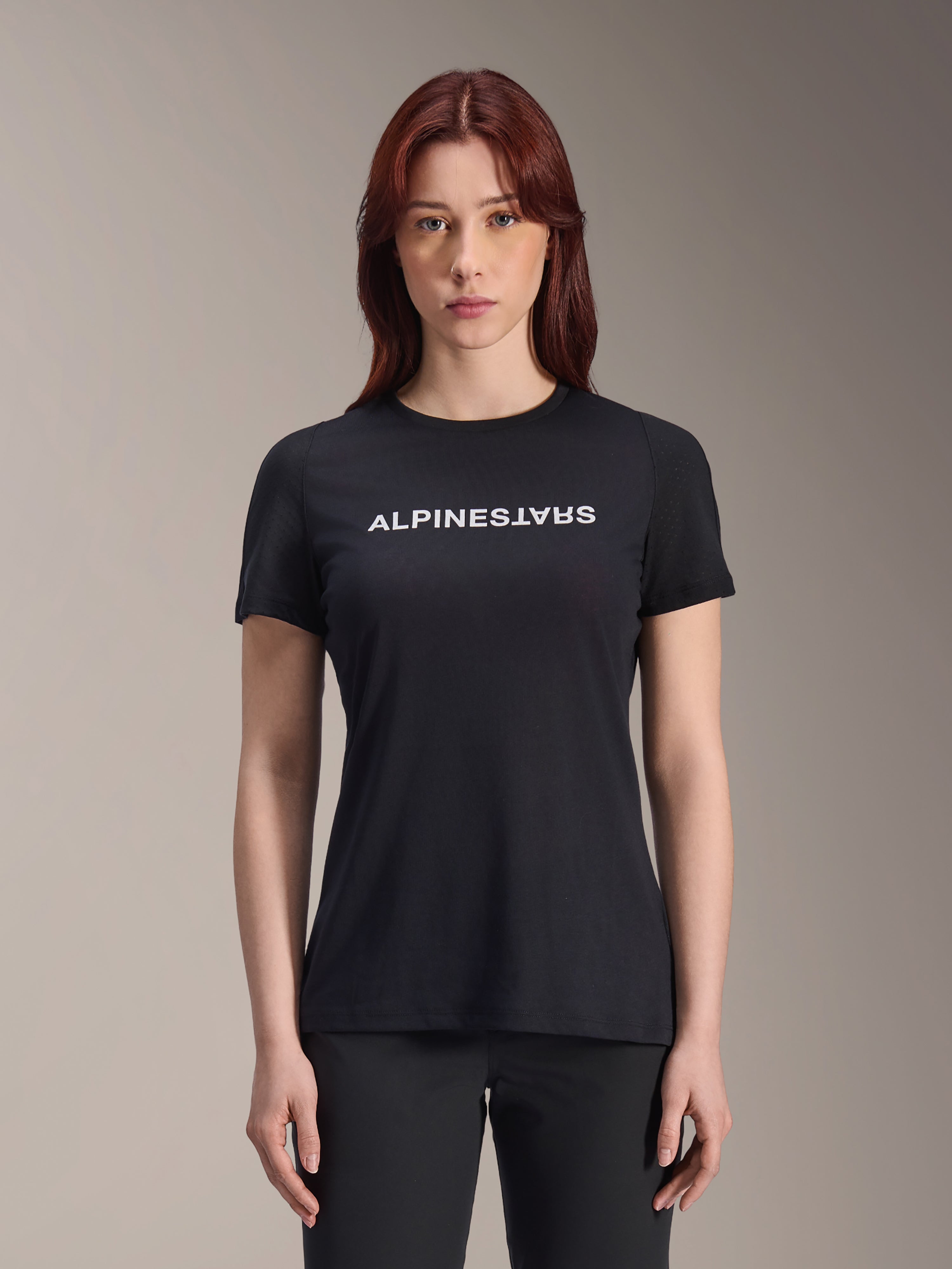 Alpinestars Stella A-Dura Dri Switch tröja, kortärmad MTB-tröja för damer, svart med vit Alpinestars-logotyp på bröstet, ledig passform, tekniskt fukttransporterande material för mountainbike