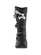 Alpinestars Tech-T stövlar, trialsstövlar, svarta och röda, vy framifrån med ergonomisk skenbensplatta med vit Astar-logotyp, stängningssystem med tre spännen och hållbar läderkonstruktion med en röd detalj på sulan.