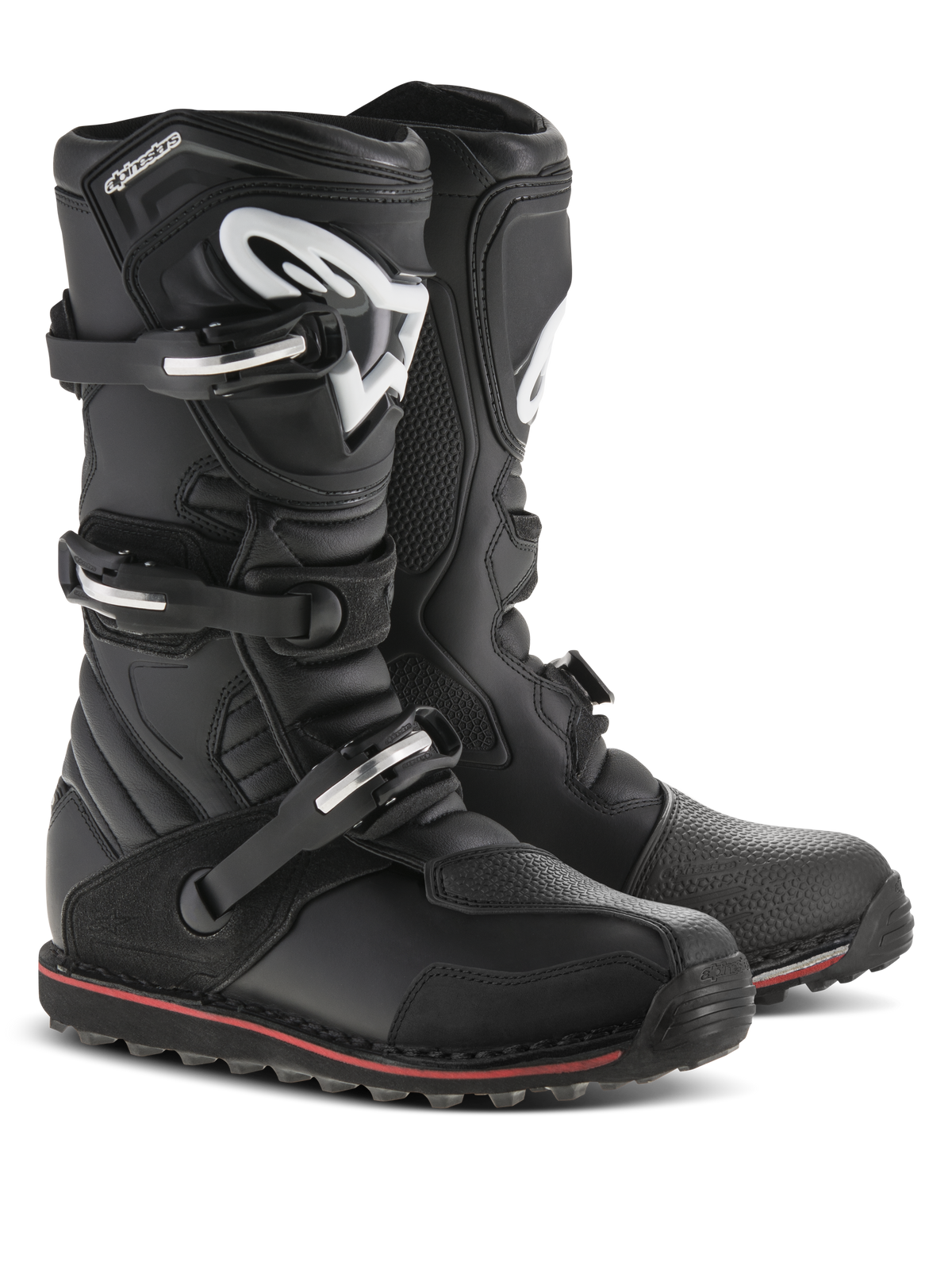 Alpinestars Tech-T stövlar, trialstövlar, svarta med röda och vita detaljer, stängningssystem med tre spännen, ergonomisk smalbensplatta med vit Astars-logotyp, smal röd rand längs sulan, hållbar läderkonstruktion för trials och terrängkörning